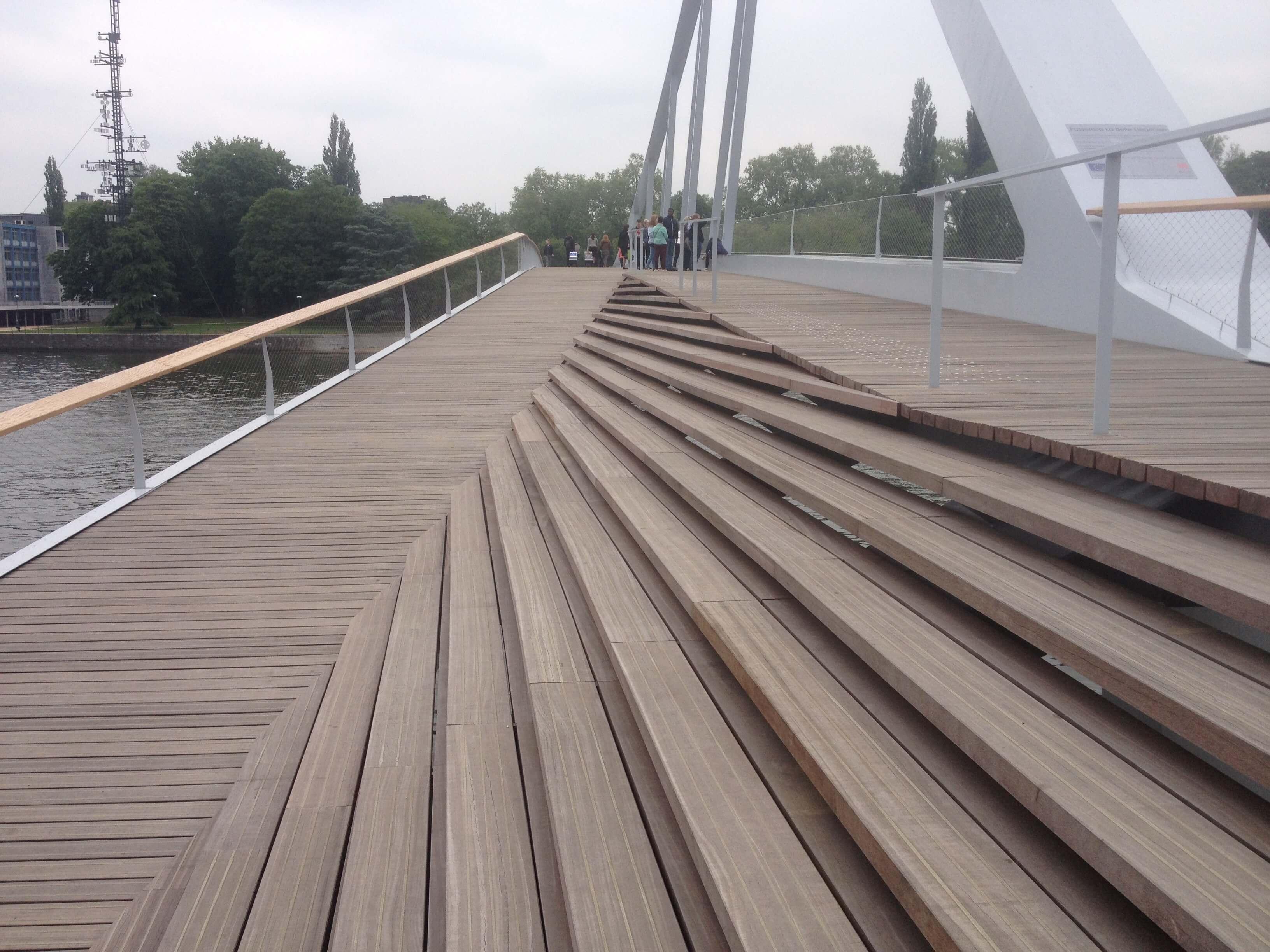 Houten brug met trappen over het water in Luik