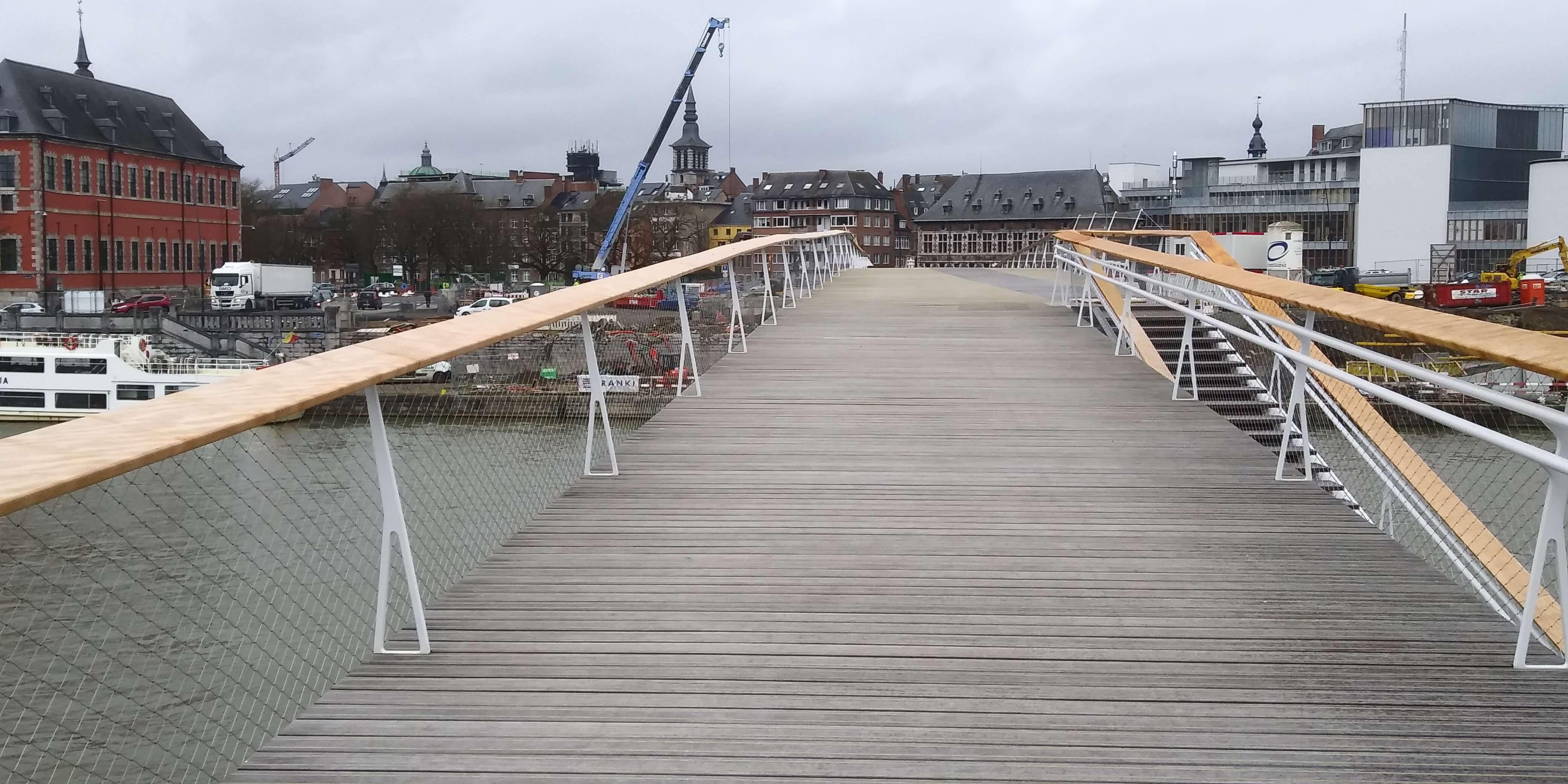 Houten voetgangersbrug met trappen of het water met leuning in Namen