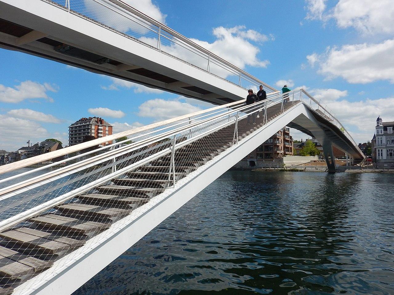 Houten brug met trappen en metalen leuning over het water in Namen