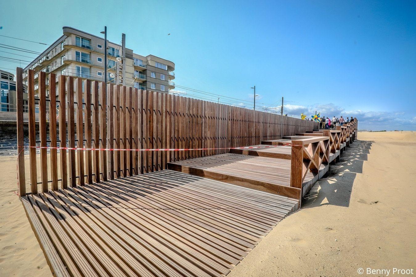Houten trap op het strand van Oostende