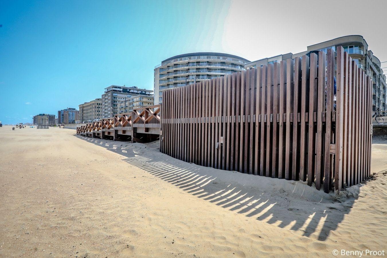 houten schutting en trap op het strand van Oostende
