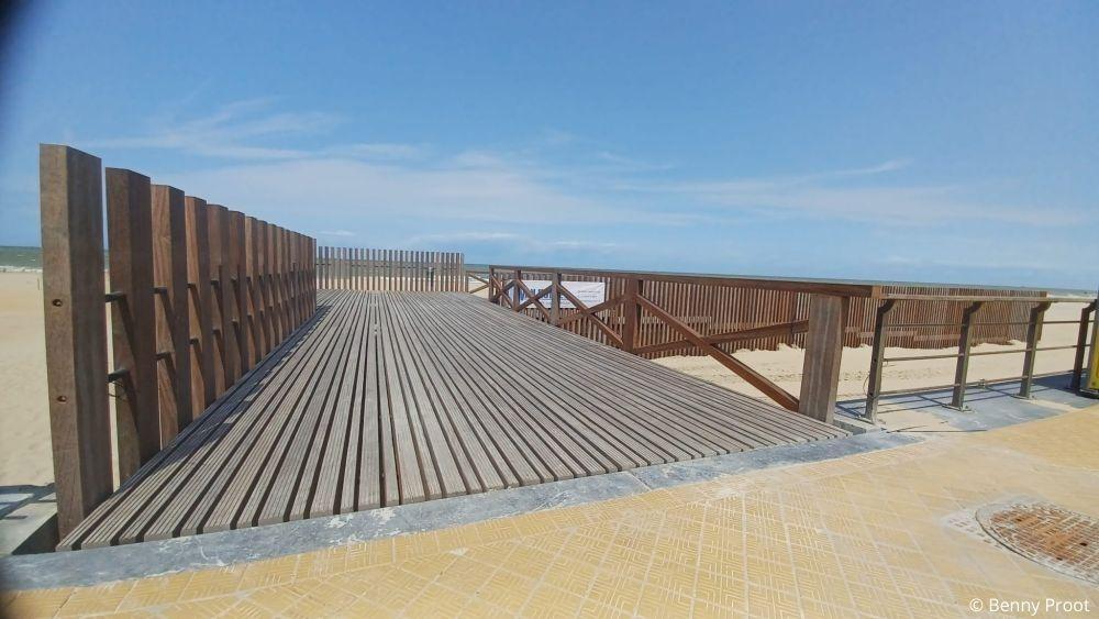 houten skywalk over het strand