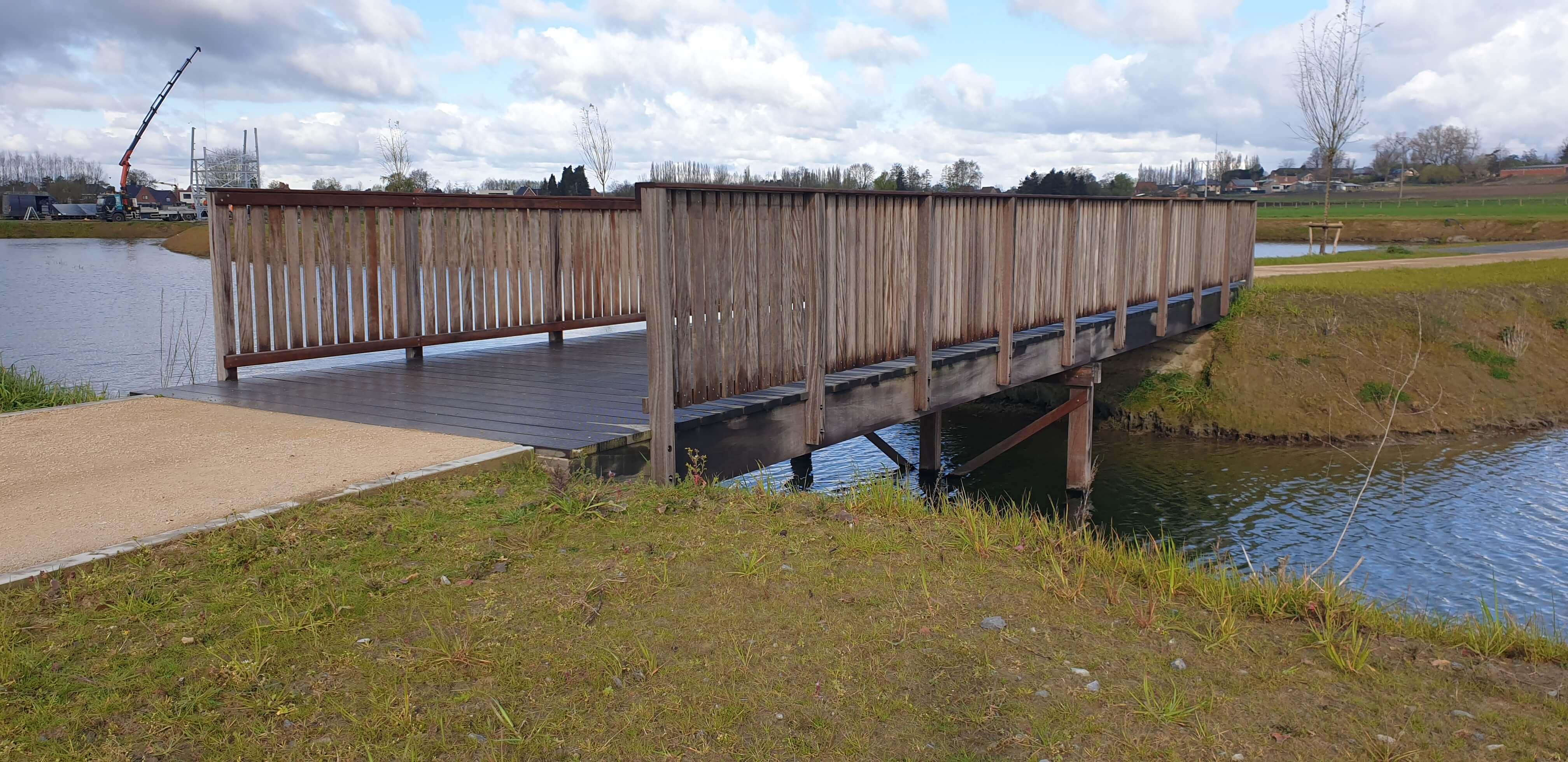 rechte houten brug ovet het water in Torhout