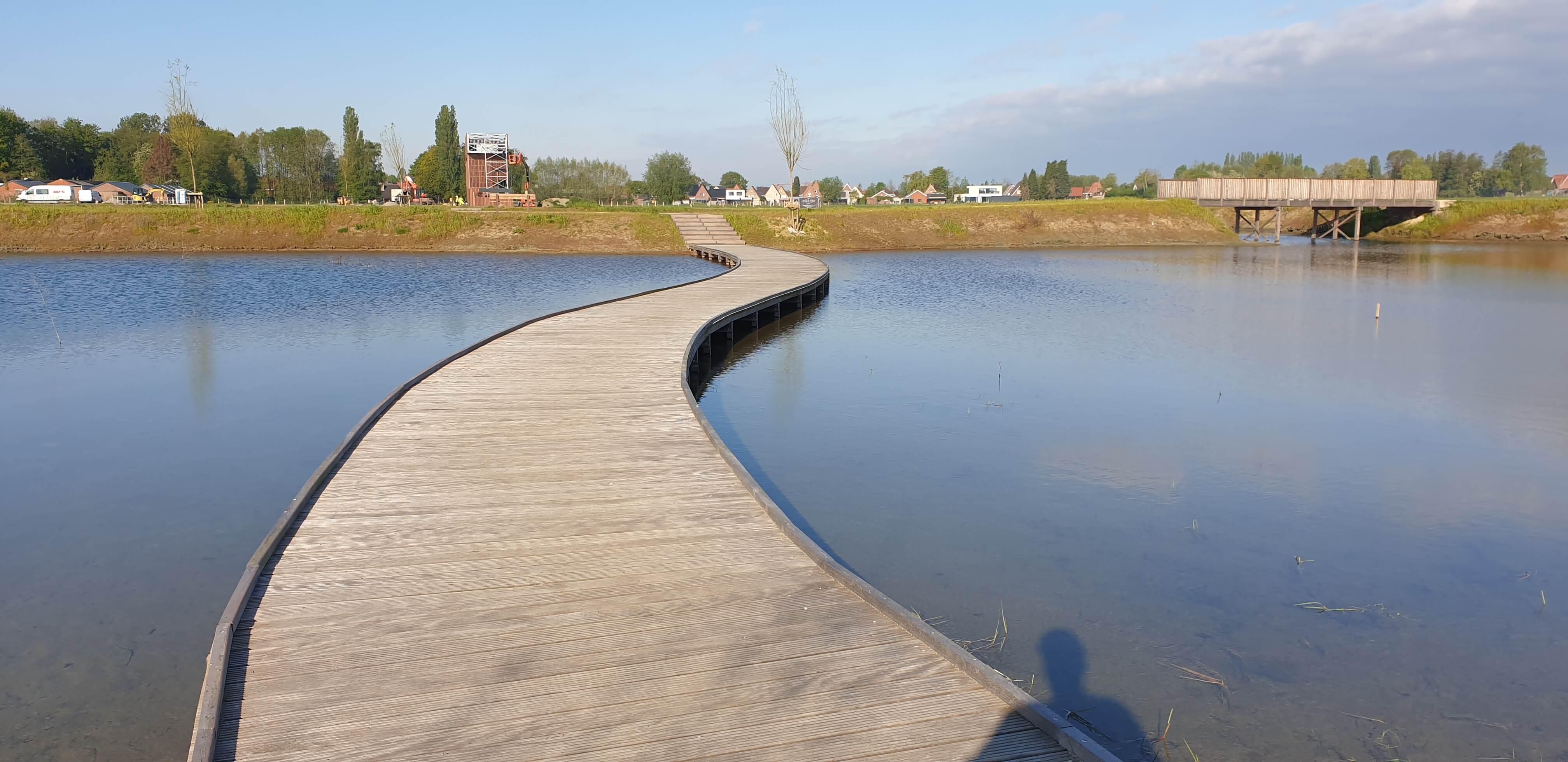 houten wandelbrug over het water in Torhout