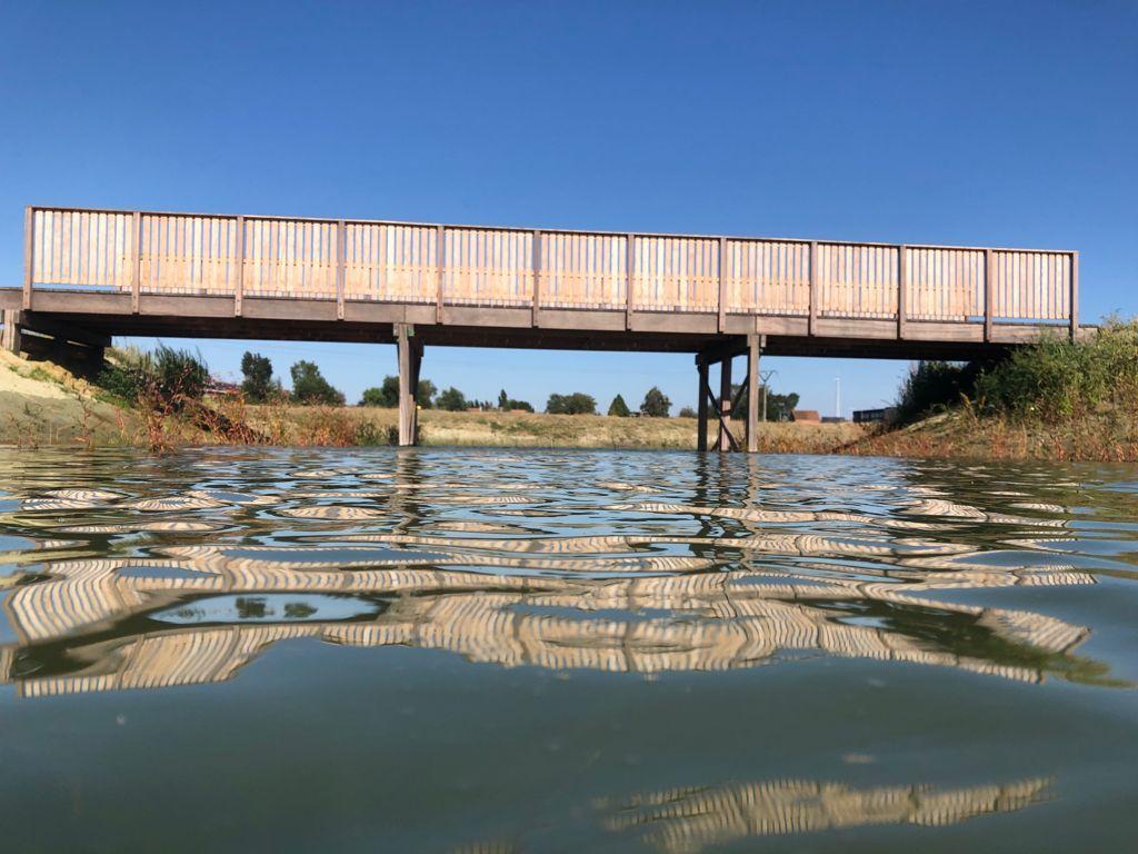 rechte houten brug over het water in Torhout