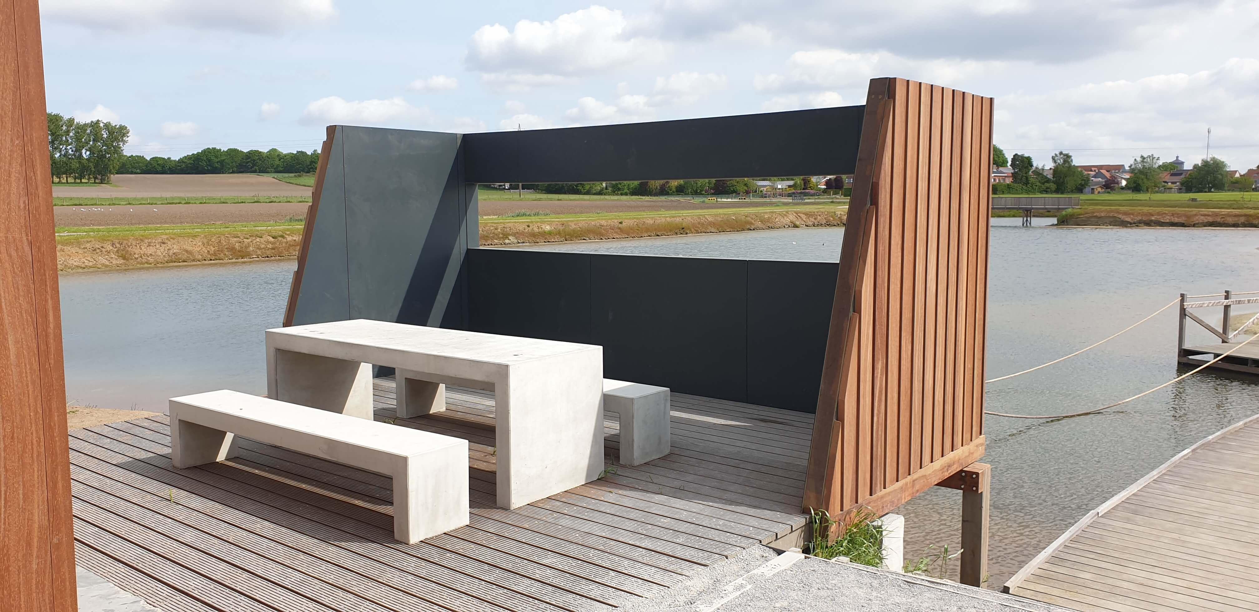 Picnic bank met houten schutting in Torhout