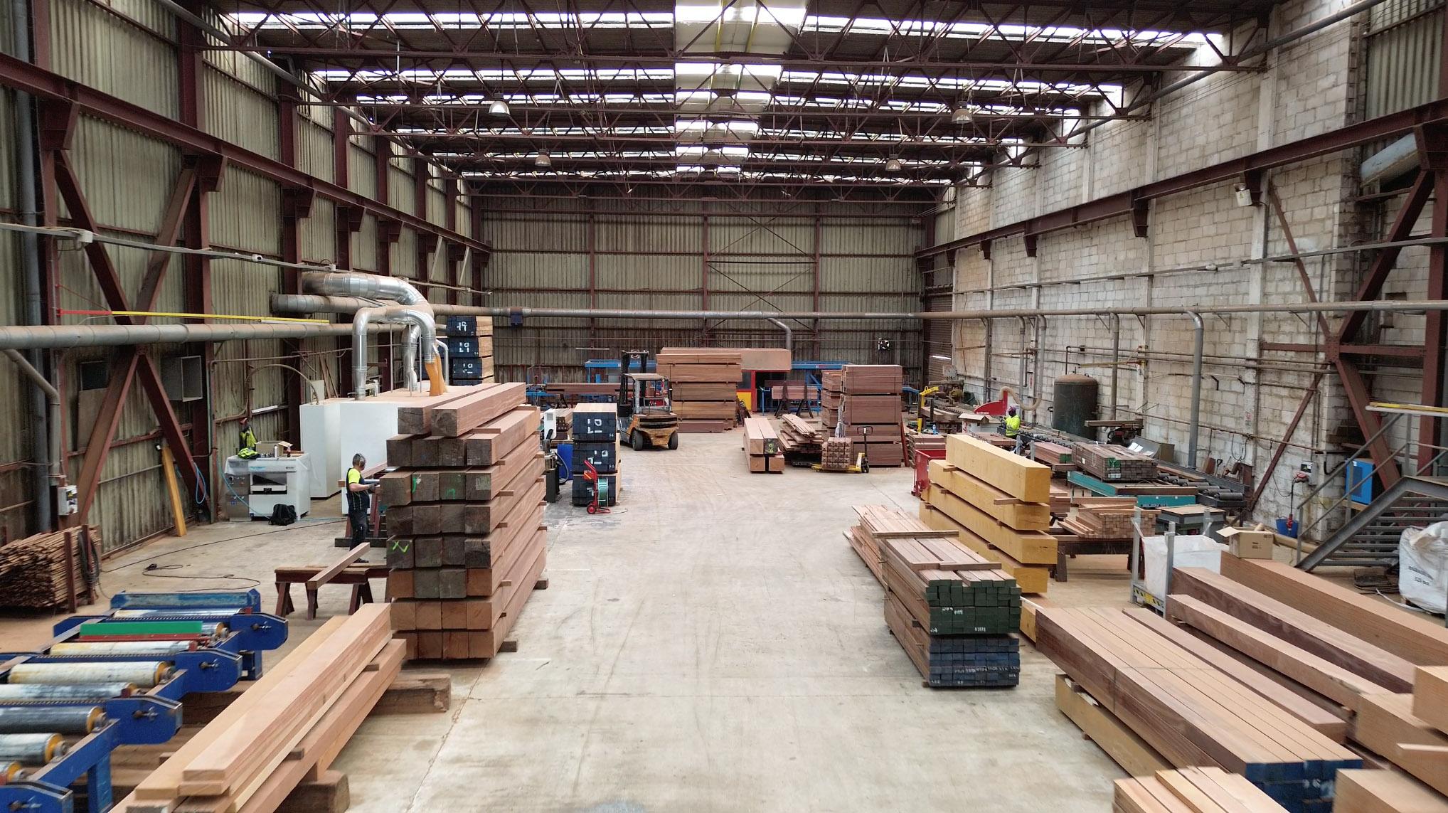 atelier van Woodrow met stapels hout en machines