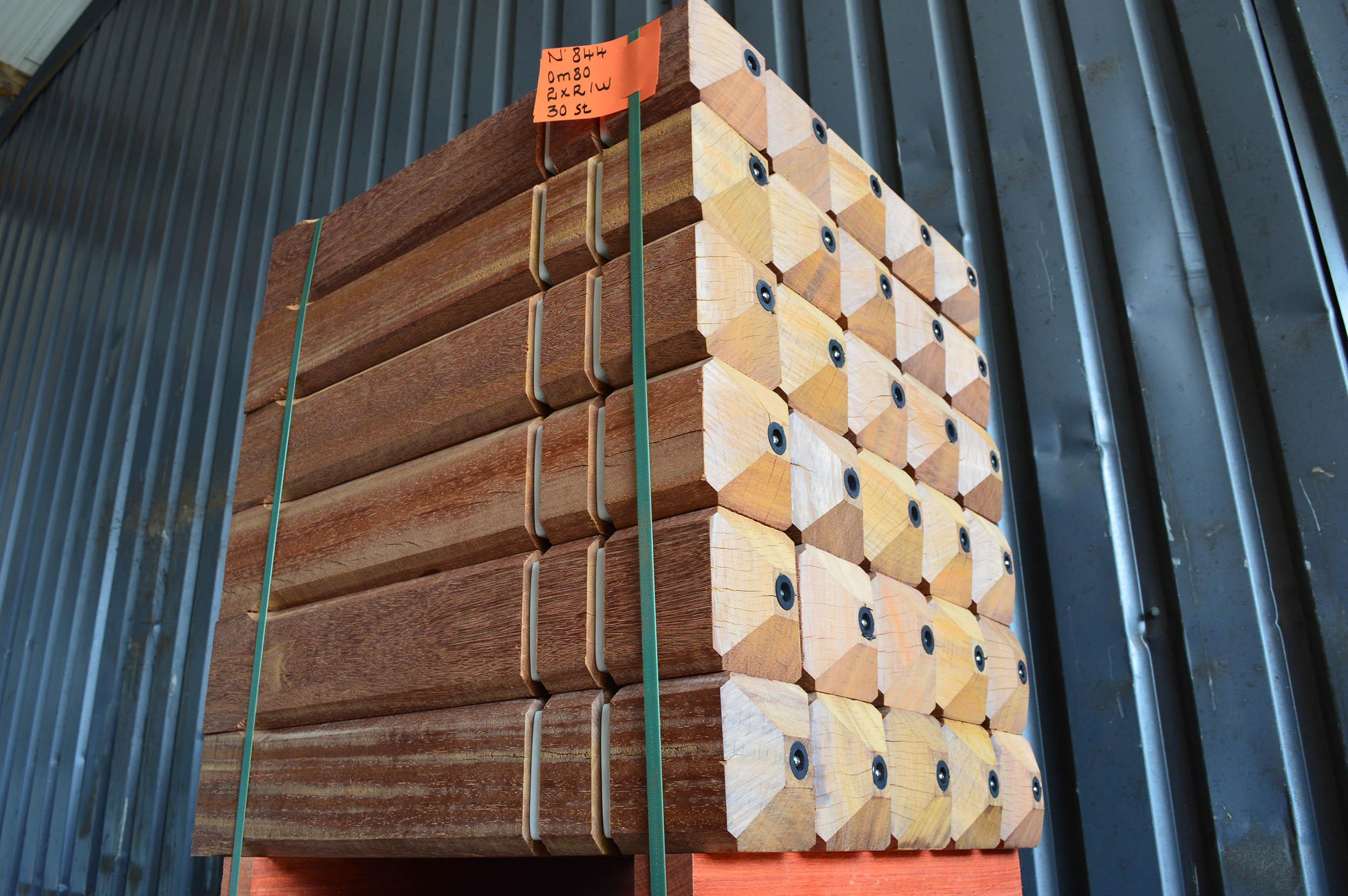 stapel houten afbakenigspalen
