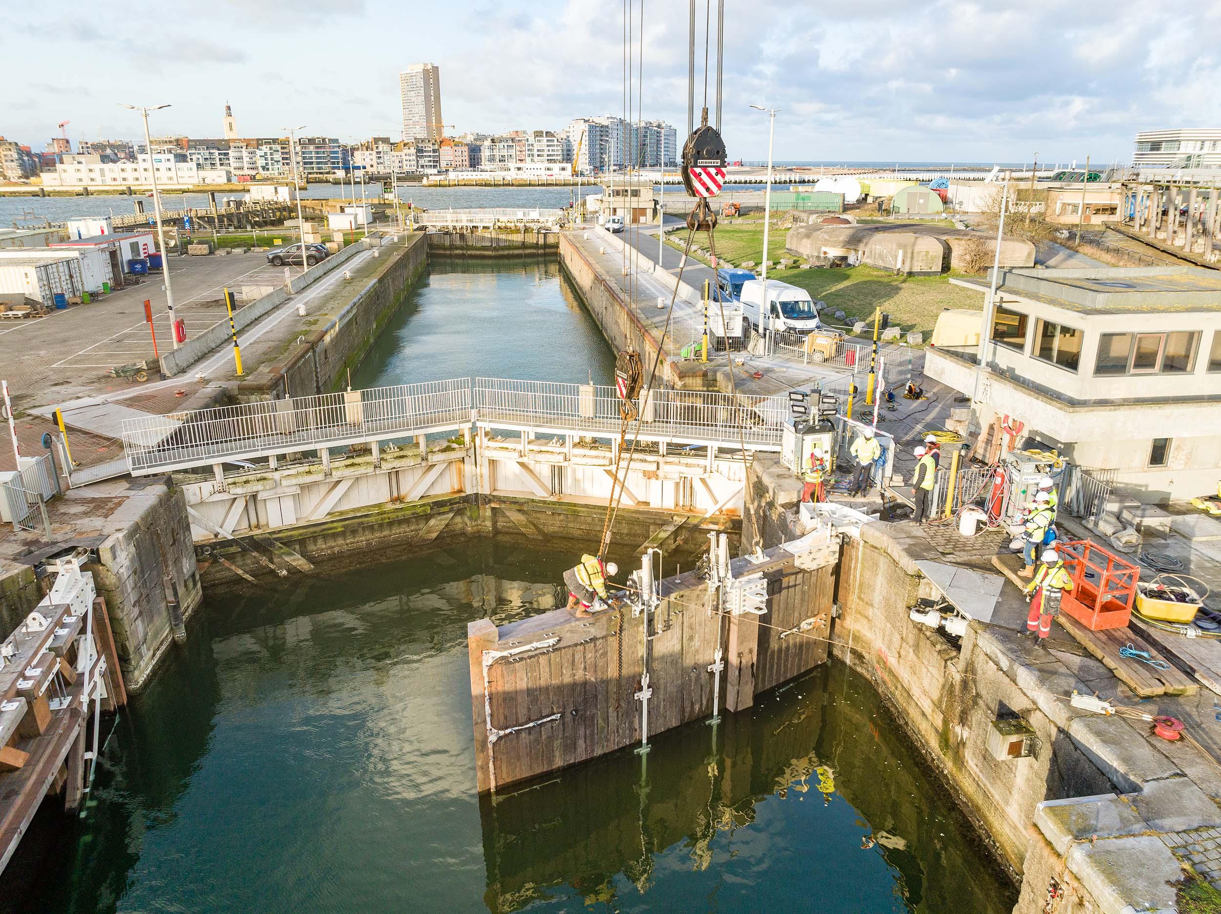 Aanleg houten sluis in Oostende